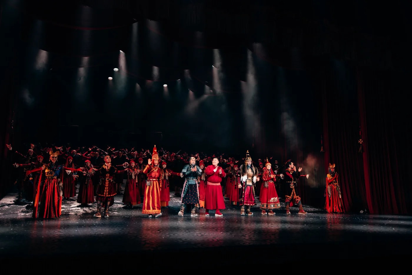Бүрэн бүрэлдэхүүн London Coliseum-ийн тайзан дээр.