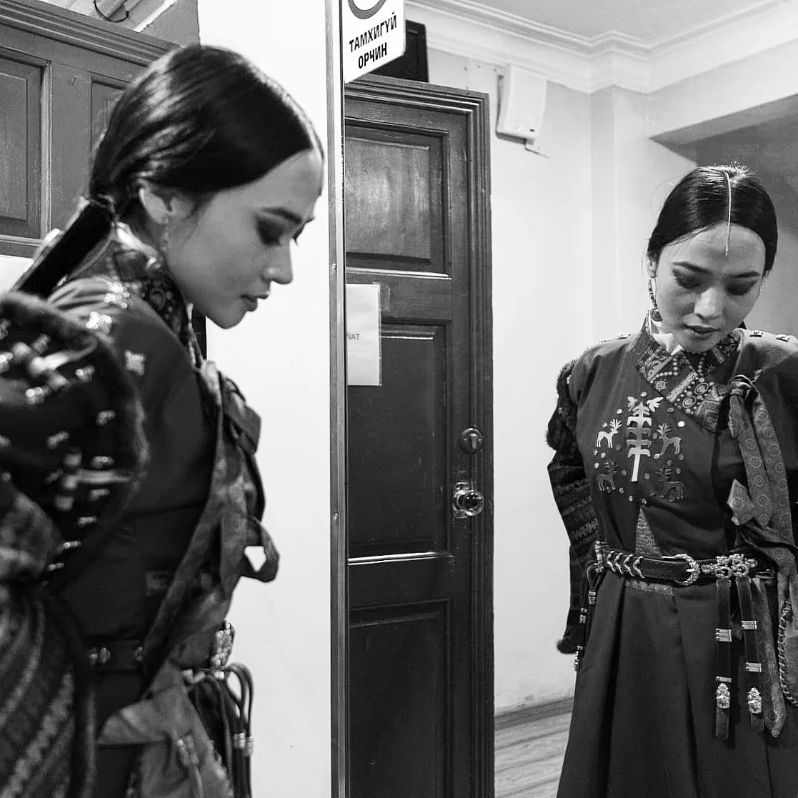 Тоглолтын завсарт — жүжигчид.