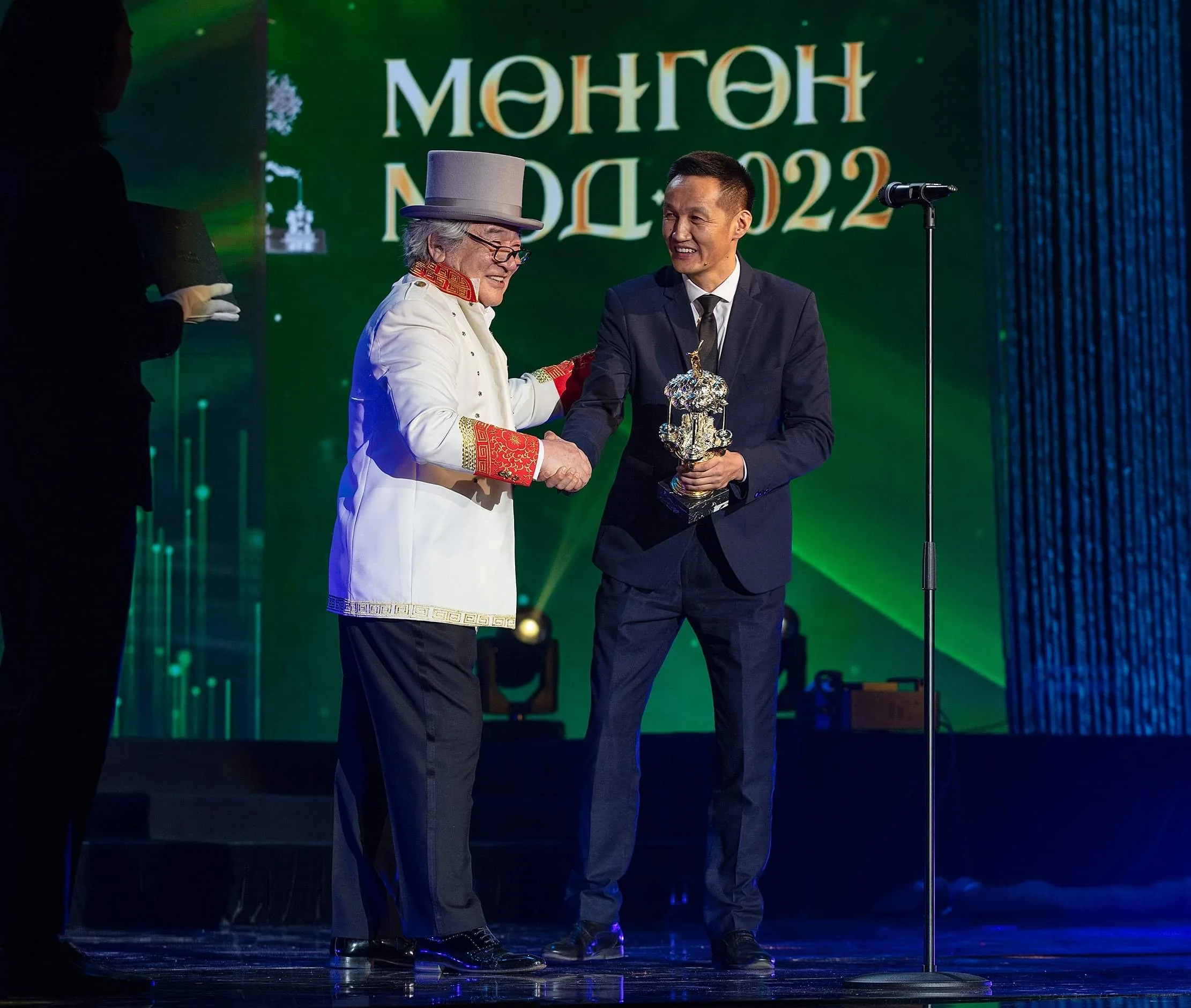 «Мөнгөн мод-2022» — шагнал гардуулж буй нь.